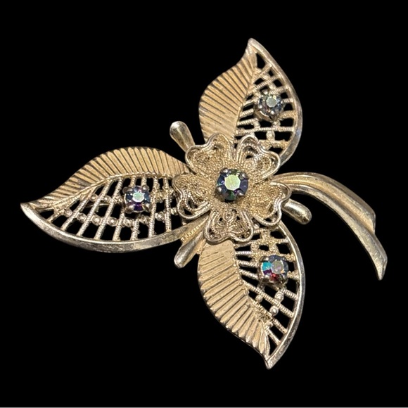 Elegant Silver and Rhinestone Brooch - Picture 2 of 6
